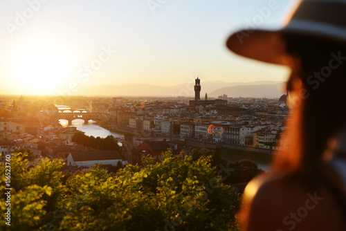 Donna guarda il tramonto a Firenze photo