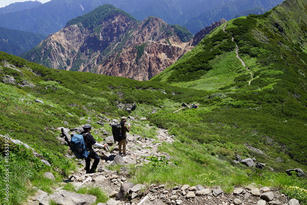 槍ヶ岳　ハイカー　登山家　硫黄乗越　山脈　山々　山頂　眺望　北アルプス　登山　空　絶景