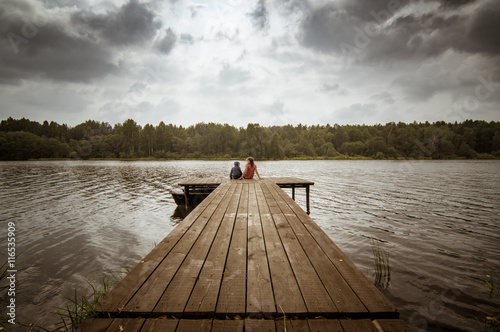 пейзаж с детьми на реке летним облачным днем, Россия, Урал 