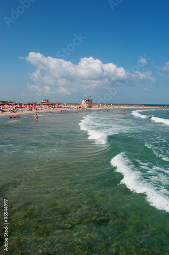 Tel Aviv, Israele: vista panoramica del Mar Mediterraneo e della spiaggia di Metzitzim Beach vicino al porto di Tel Aviv il 31 agosto 2015 photo