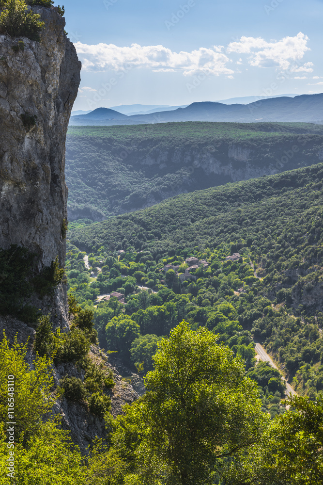 Naklejka premium les gorges de l'Ardèche/vu sur le falaises