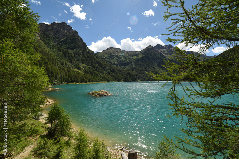 lago di montagna diga Trentino Alpi paesaggio monti montagne 