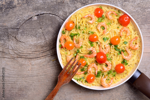 Pasta with shrimps and tomato