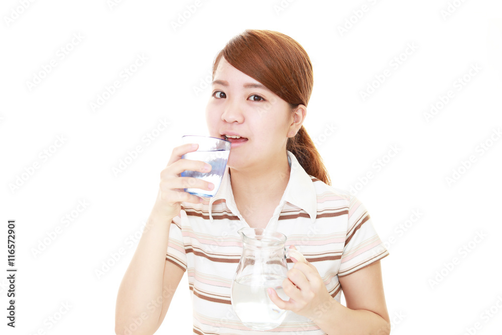 お水を飲む女性 お水を飲む女性