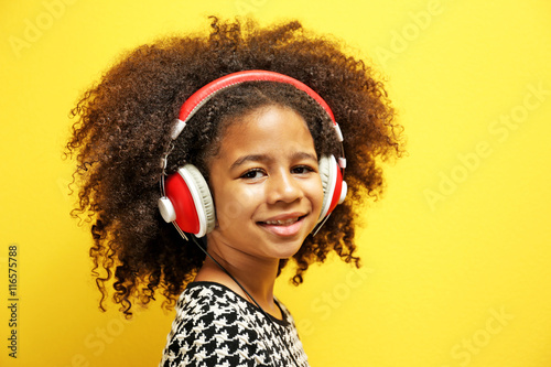 Afro-American little girl w...