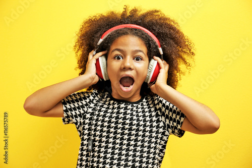 Afro-American little girl w...