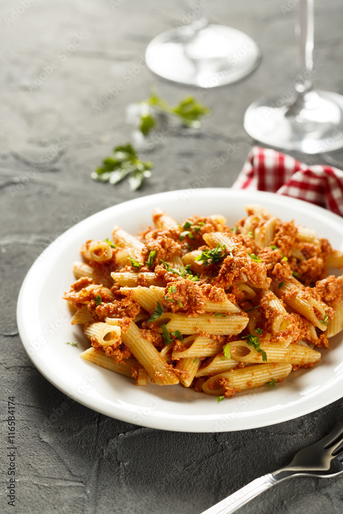 Pasta with chicken and tomato sauce