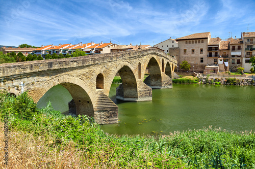 Fototapet Roman bridge across the Arga river in Puente la Reina