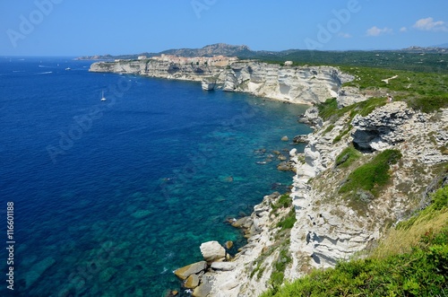 Spektakulärer Blick auf die Kalksteinfelsen und Bonifacio