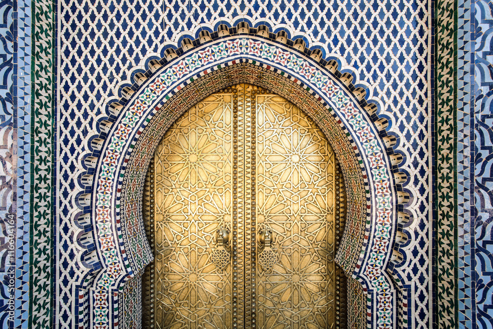Naklejka premium Wejście do starego pałacu królewskiego w Fezie (Fes), Maroko