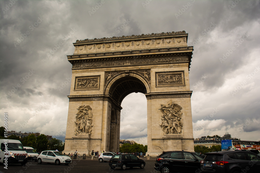 Fototapeta premium Cars Around the Arc de Triomphe in Paris, France