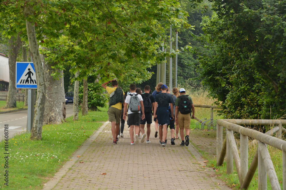 Obraz premium grupo de jóvenes de excursión