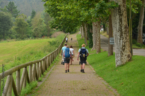 peregrinos caminando por el camino del norte
