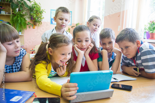 Obraz na płótnie kids in scholl at tablet w salonie
