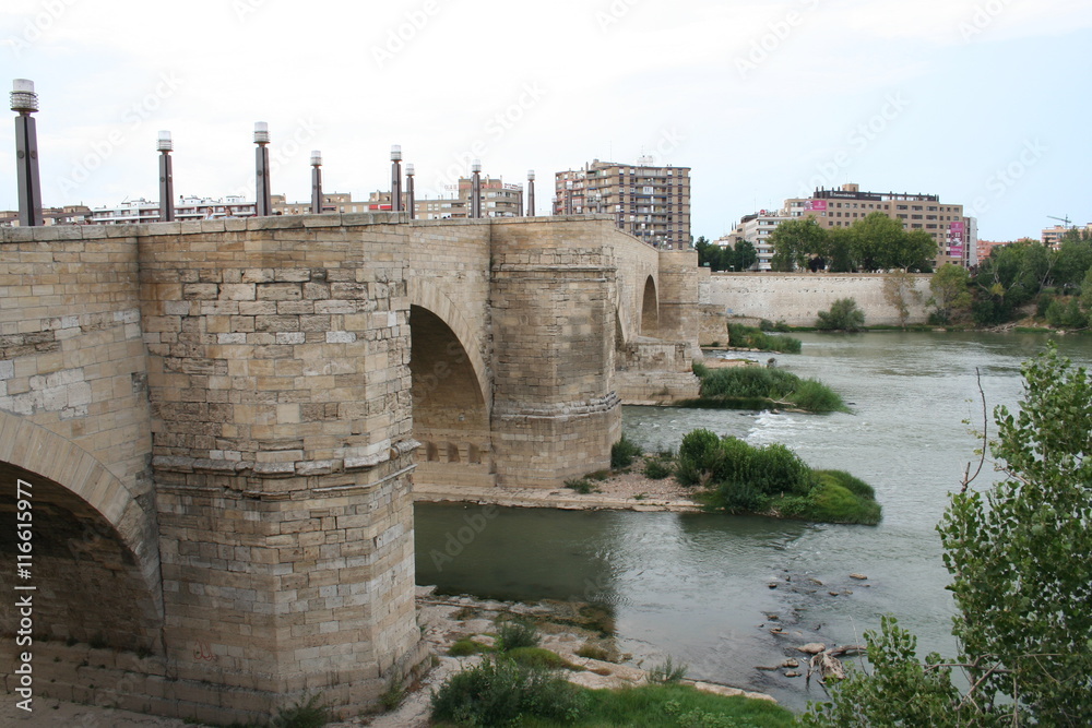 Puente de piedra, Basílica del Pilar de Zaragoza (España)