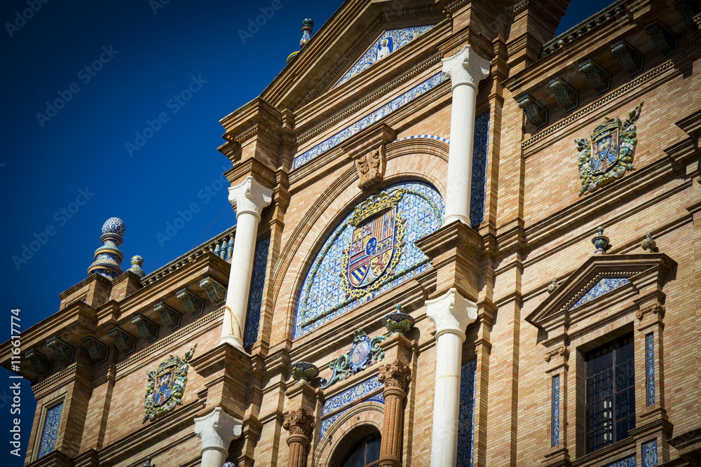 Stemma regale spagnolo incastonato nel palazzo centrale di Plaza de España a Siviglia, costruito nel 1929