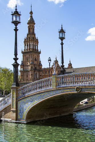Plaza de España di Siviglia, ponte sul fiume con veduta sulla torre Nord