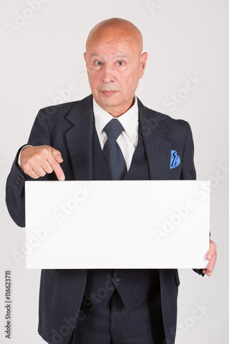 Älterer Mann / Senior hält weißes Schild mit Platz für Text