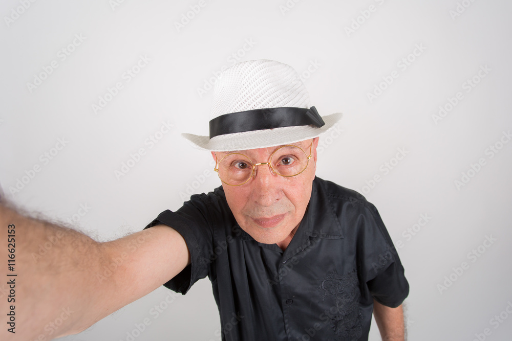 Selbstportrait eines Senior / Selfie / Stick Selbstportrait eines Senior / Selfie / Stick