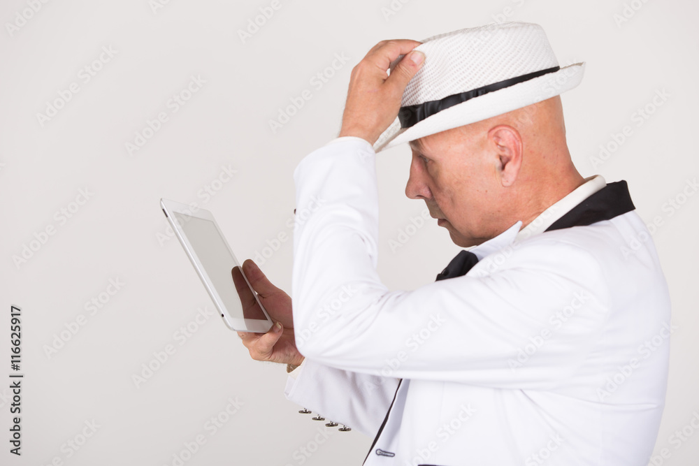 Rentner / Senior / Opa im Umgang mit Tablet / Computer Rentner / Senior / Opa im Umgang mit Tablet / Computer