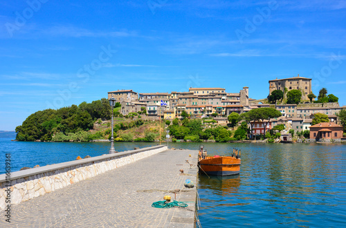 Tableau sur toile Summer on the Bolsena lake (Lazio, Italy) - The town of Capodimonte