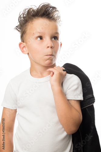 erstaunter junge mit lederjacke