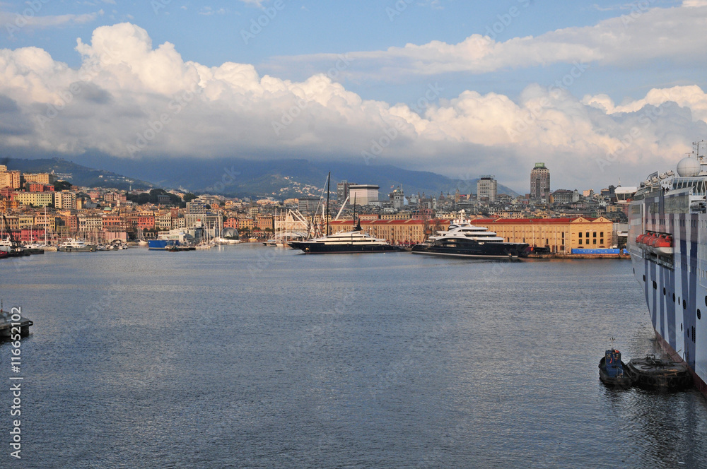Navi e traghetti nel porto di Genova