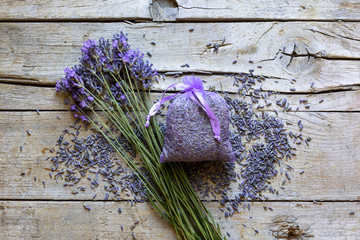 Gartenposter Lavendelblüten Lavendel, Lavandin und Pflegeprodukte  © PUNTOSTUDIOFOTO Lda