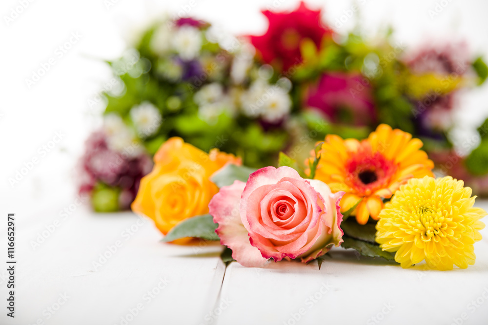 Duftende Blumen auf Holzuntergrund Duftende Blumen auf Holzuntergrund