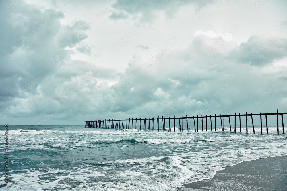 Obraz premium Old jetty over the stormy sea
