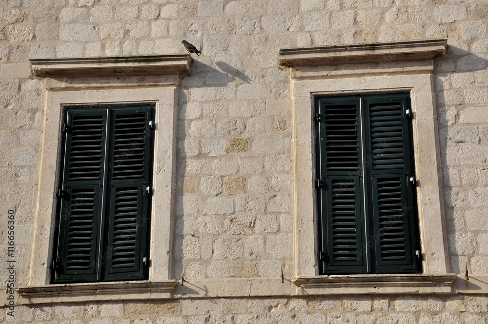Fenster mit Fensterläden in Altstadt von Dubrovnik