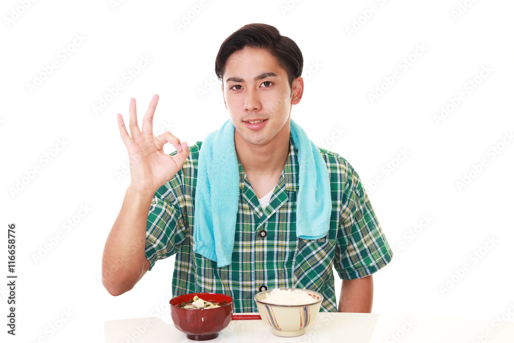 朝食を食べる男性