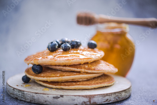 pancakes with blueberries and honey