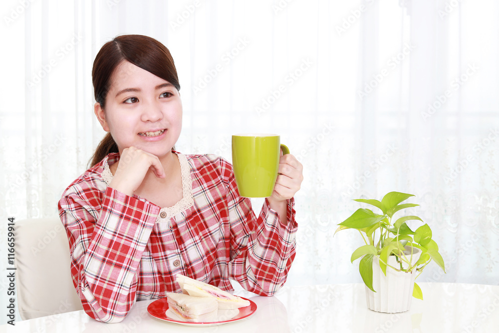 朝食を食べる女性 朝食を食べる女性