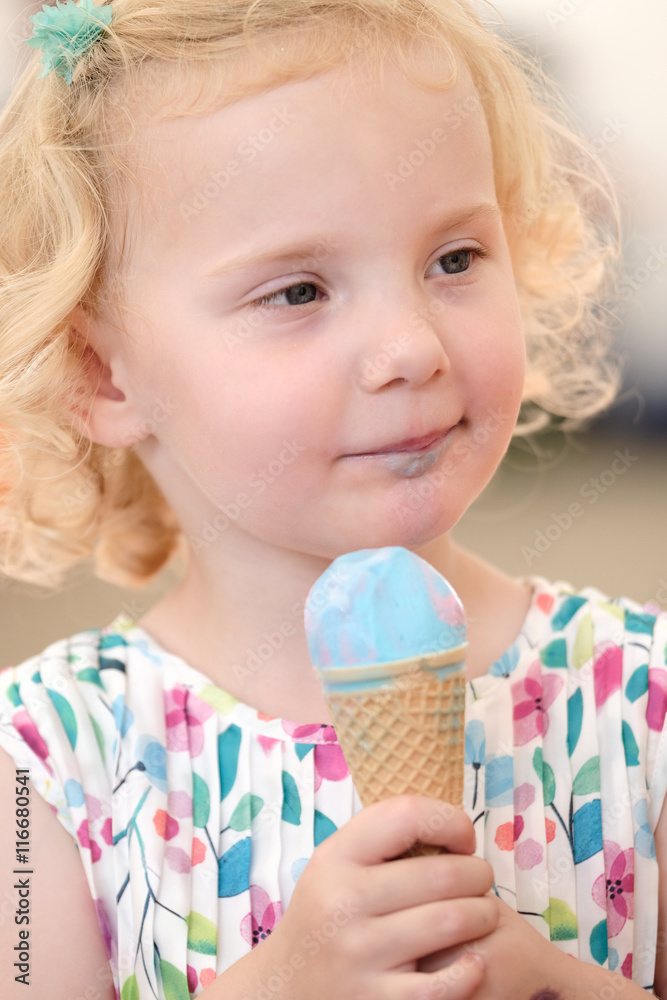 blondes Mädchen beim eis essen StockFoto Adobe Stock