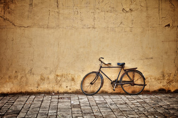 Leinwandbilder Fahrrad Altes Vintage Fahrrad an Mauer  © pzAxe