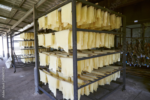 Foto Rubber sheets hanging on the racks.