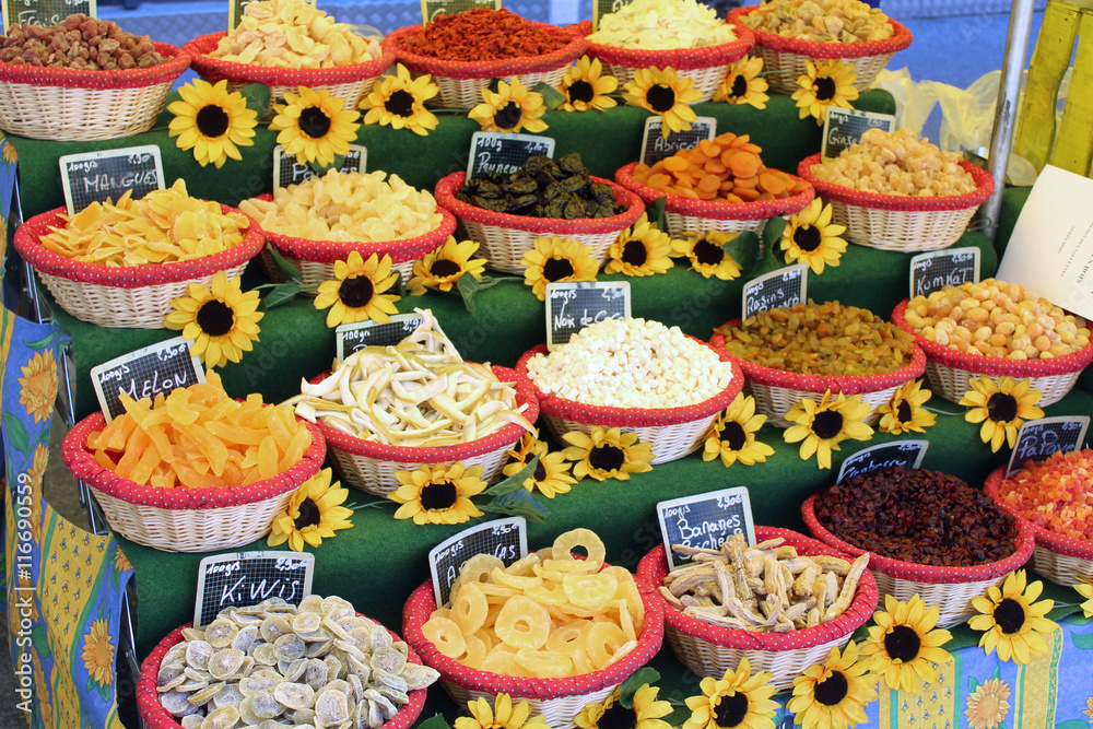 Etal de fruits secs sur un marché