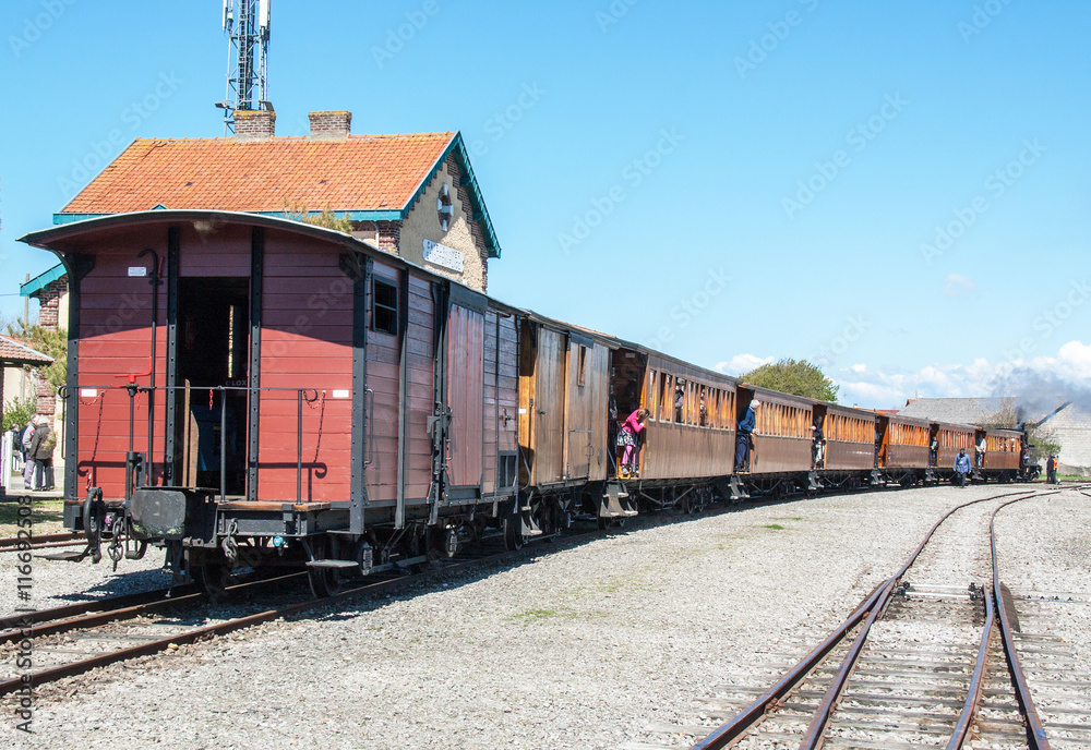 Obraz premium Train de voyageurs à vapeur en gare, monument historique, Baie de Somme, Picardie, France