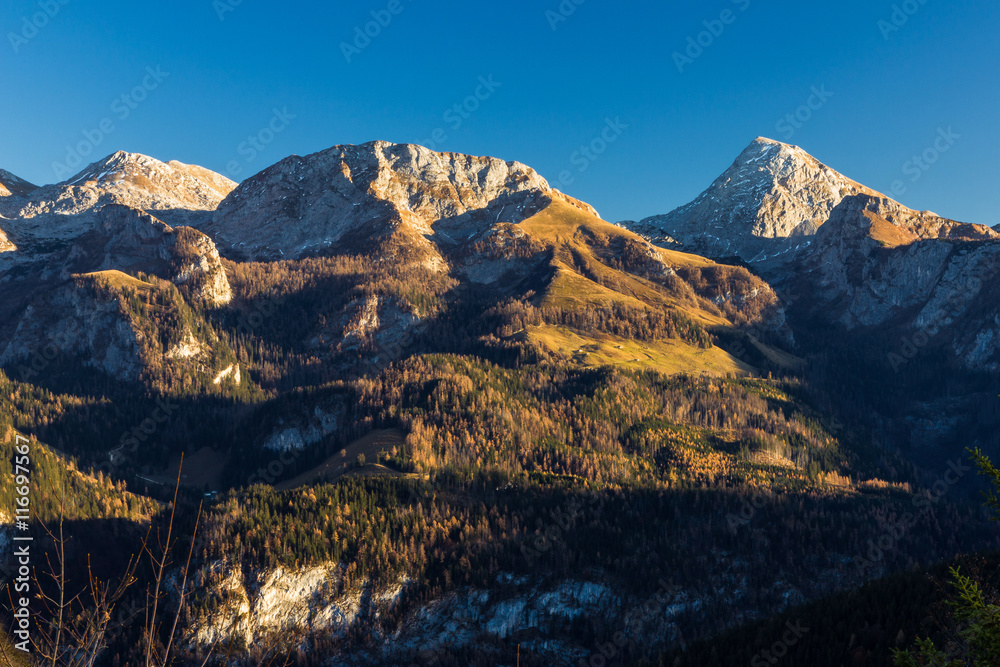 Fototapeta premium Herbstliches Bergmassiv