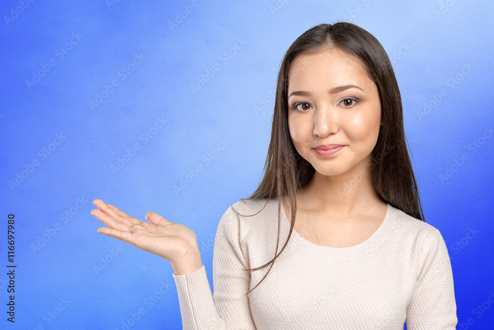 Fototapeta premium woman showing and presenting copy space
