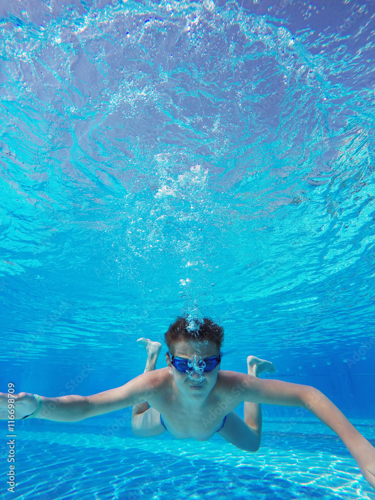 Naklejka premium boy diving into a swimming pool