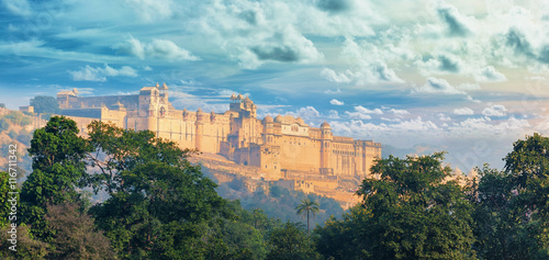 Photo India landmarks - panorama with Amber fort. Jaipur city