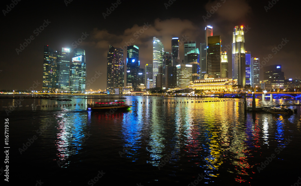 Obraz premium Brilliantly Lit Singapore Skyline from the Harbor at Night