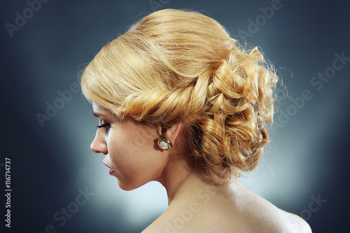 Portrait of young woman wit...