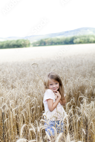 Mädchen im Getreidefeld
