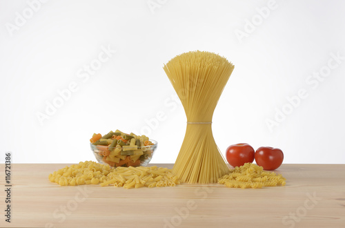 Pasta variada sobre mesa de madera