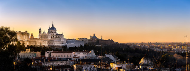 Acrylglasbilder Madrid Madrid Skyline bei Sonnenaufgang  © basiczto