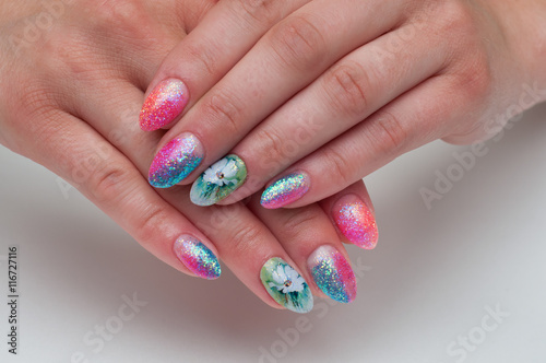 sharp nails with sparkles with daisies in the nameless nails