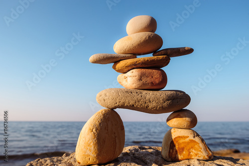 Obraz na płótnie Inukshuk on seashore w salonie